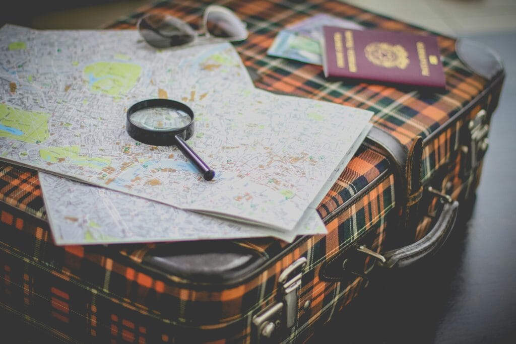 Valigia e mappe per viaggi letterari