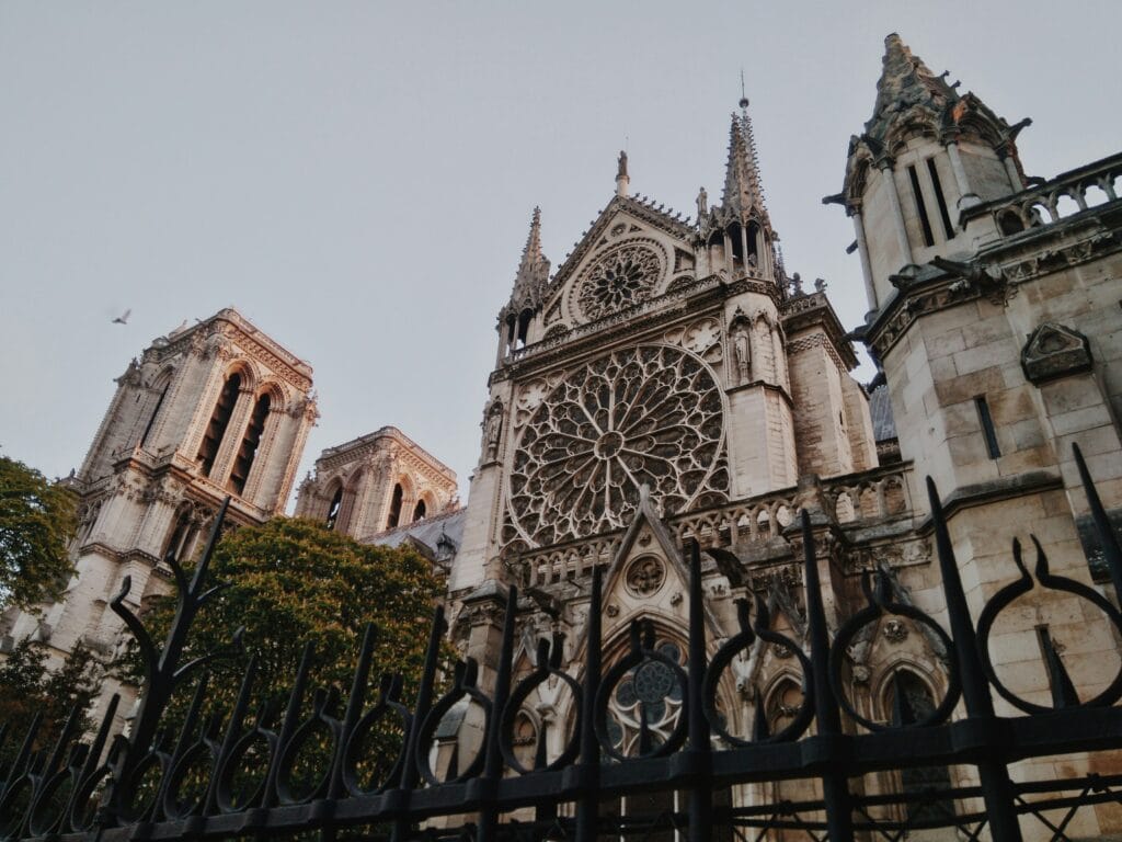La cattedrale di Notre Dame, esempio dell'affascinante stile gotico, è tappa obbligata di ogni viaggio letterario che si rispetti nella capitale francese Parigi.