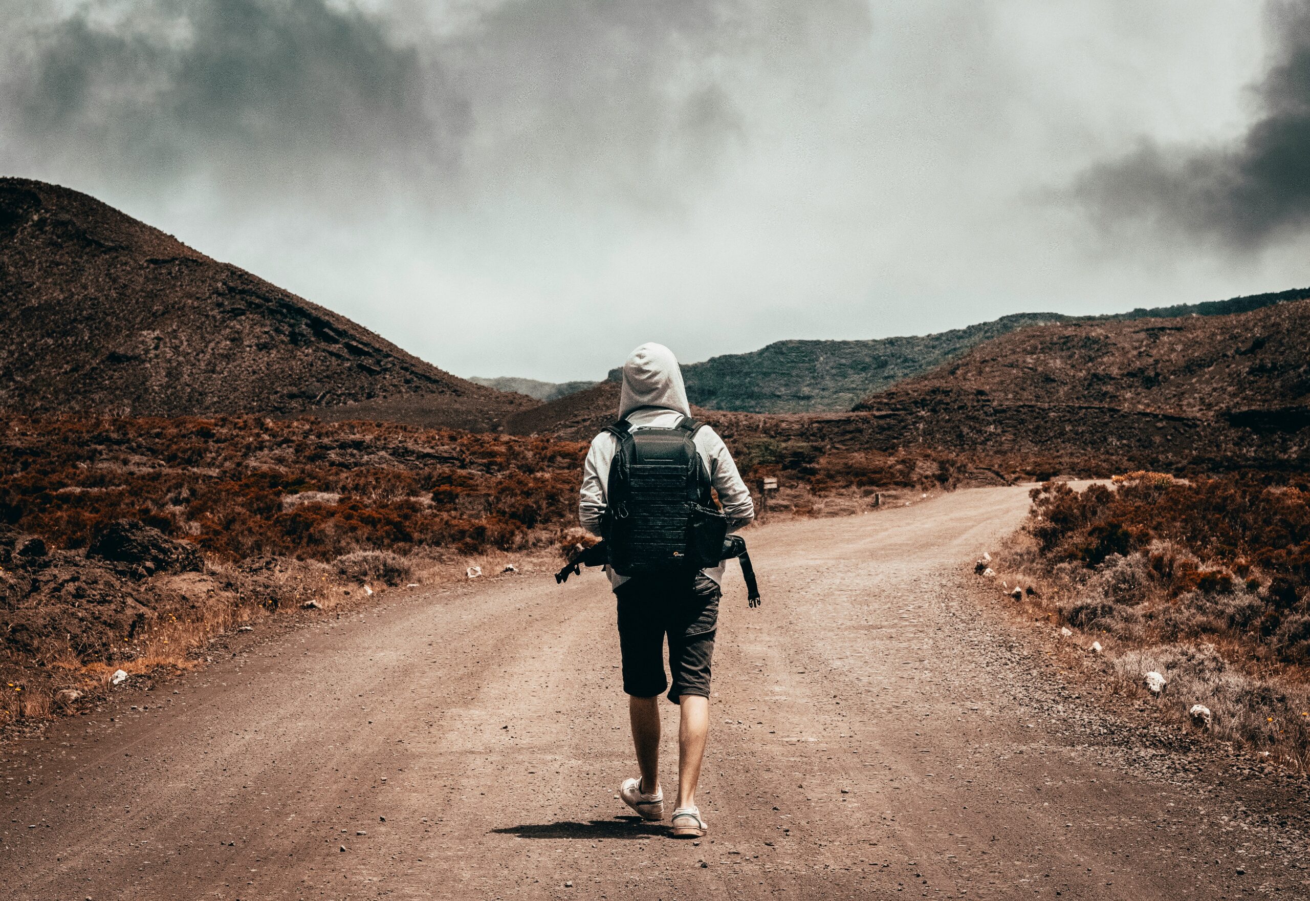 Un ragazzo con uno zaino in spalla come il protagonista del saggio Nelle terre estreme di Jon Krakauer