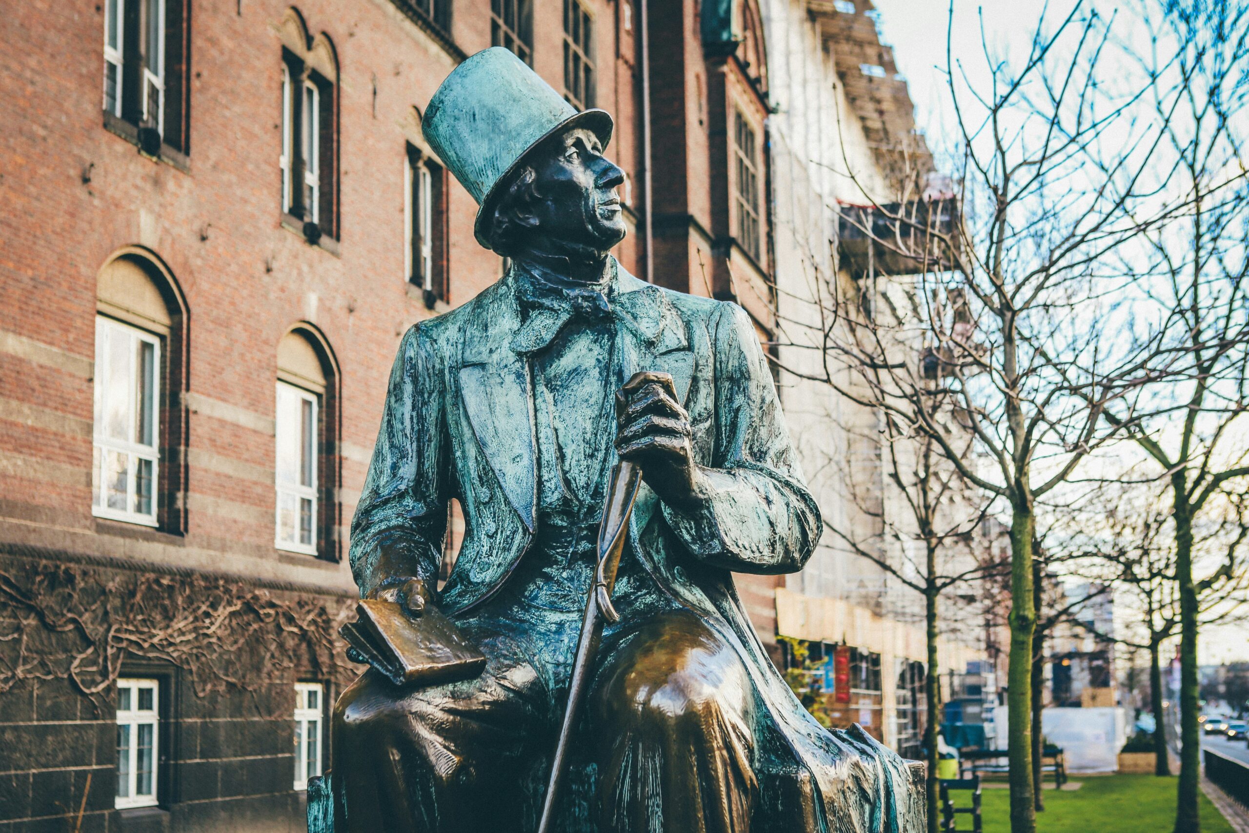 Statua in bronzo di Hans Christian Andersen, situata di fronte ai giardini di Tivoli a Copenaghen