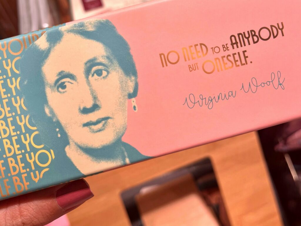 Citazione di Virginia Woolf, autrice di numerosi classici della letteratura inglese del primo Novecento.