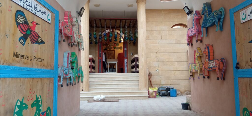 Negozio di ceramiche nel villaggio di Tunis, presso l'Oasi di El Fayyum in Egitto