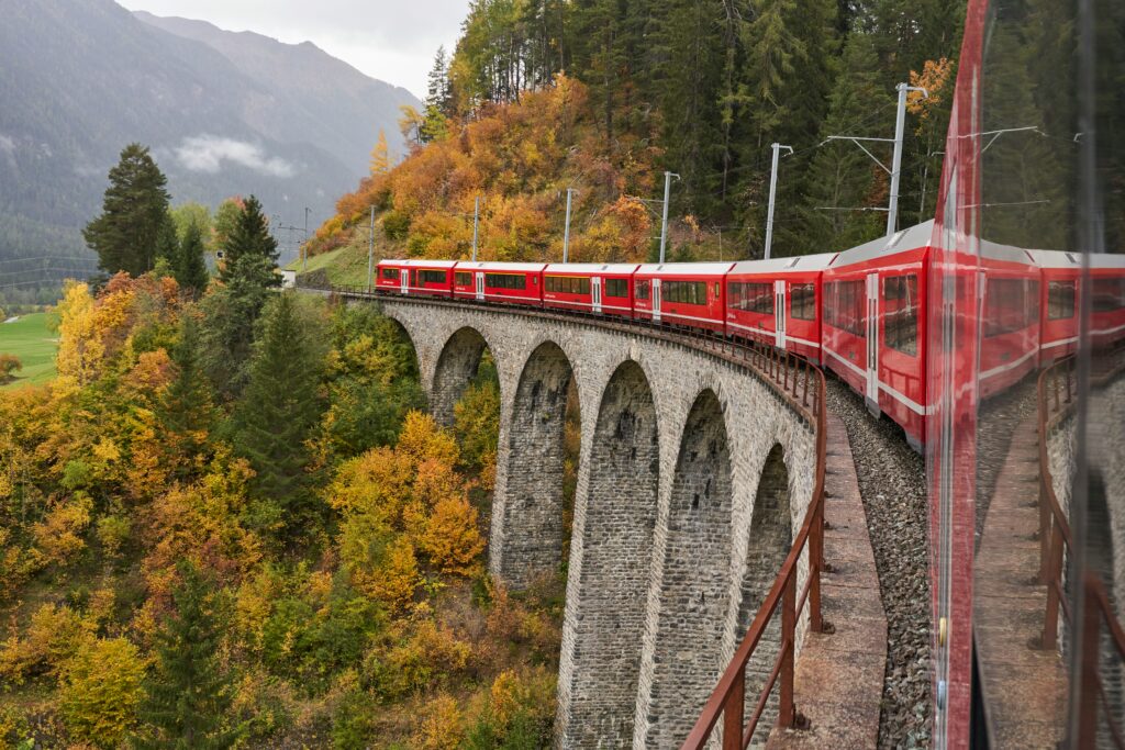 Viaggiare in autunno in treno: trenino rosso del Bernina